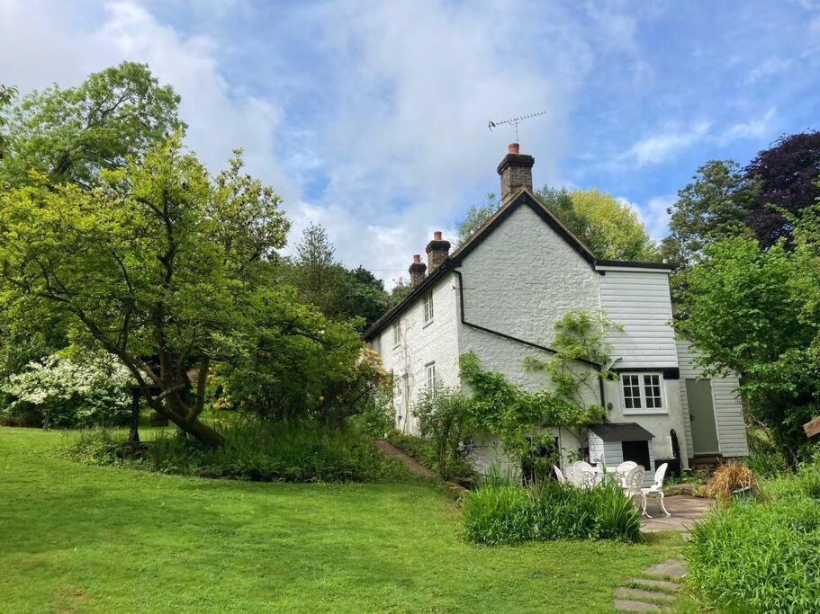 Ashdown Forest Character Cottage, 18Th Century 克罗伯勒 外观 照片