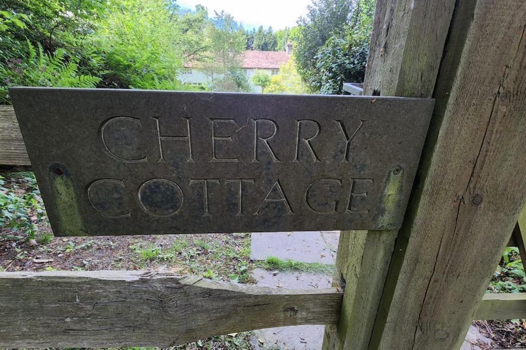 Ashdown Forest Character Cottage, 18Th Century 克罗伯勒 外观 照片