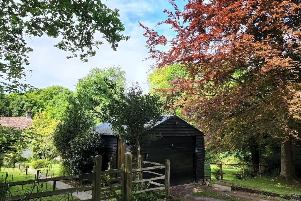 Ashdown Forest Character Cottage, 18Th Century 克罗伯勒 外观 照片