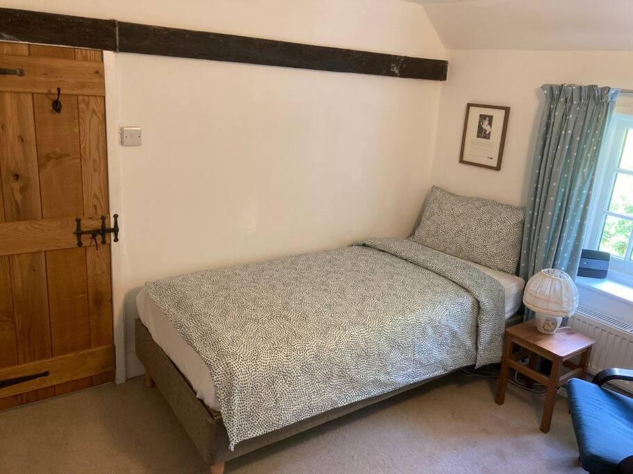 Ashdown Forest Character Cottage, 18Th Century 克罗伯勒 外观 照片