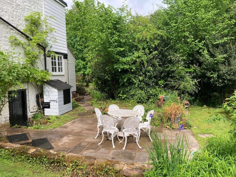 Ashdown Forest Character Cottage, 18Th Century 克罗伯勒 外观 照片